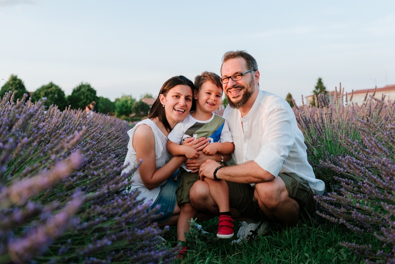 Daniela, Michele e Mattia – Servizio fotografico di famiglia tra girasoli, vigne e lavanda