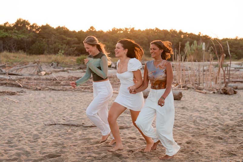 Alda, Aziza e Kristel – Ritratti tra amiche in spiaggia al tramonto