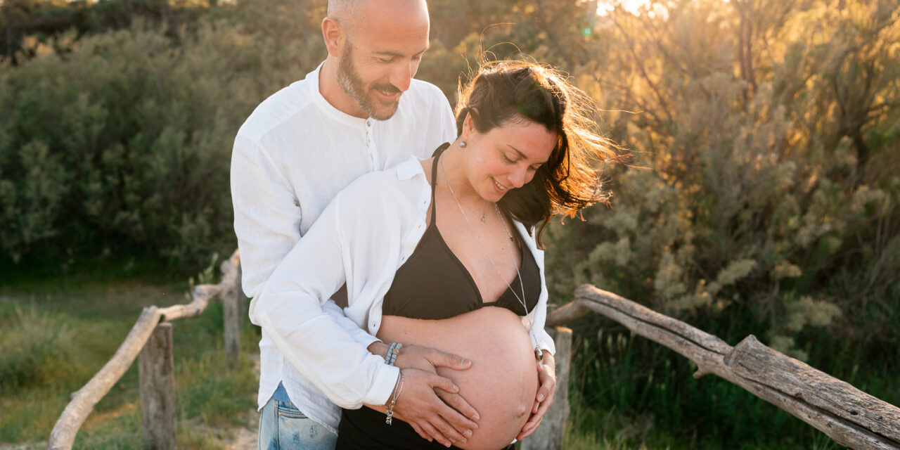 Giulia + Lorenzo – Aspettando Filippo | Servizio fotografico gravidanza in riva al mare al tramonto