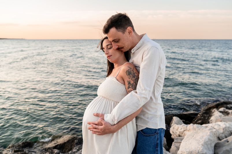 Lucia + Simone – Aspettando Camilla – Servizio fotografico gravidanza al mare al tramonto