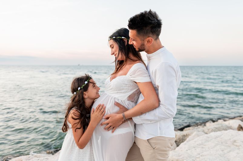 Francesca, Davide e Greta – Aspettando Leonardo – Servizio fotografico di gravidanza al mare al tramonto
