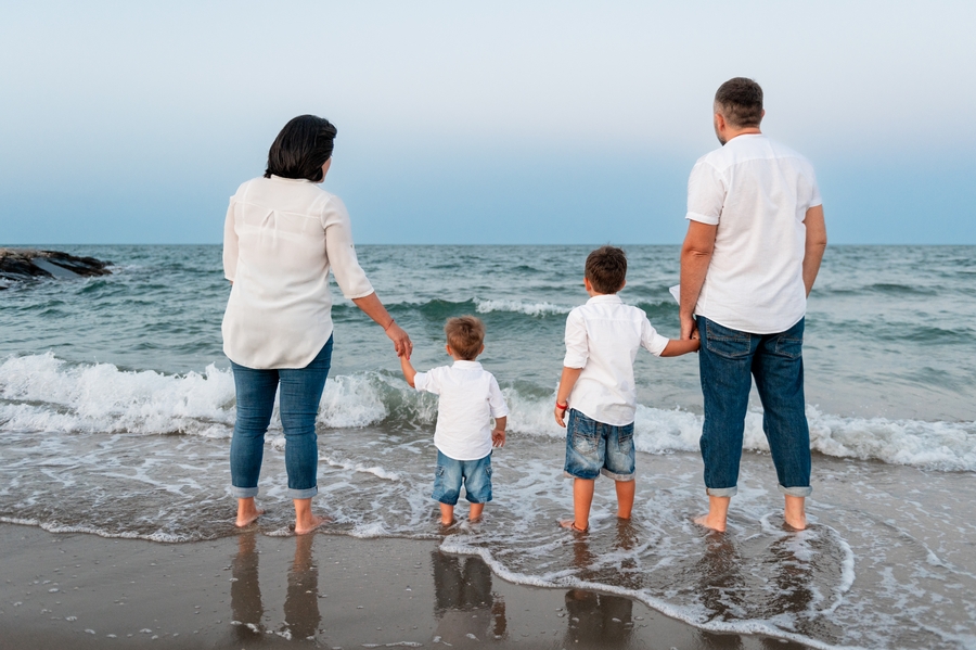 Livia, Enrico, Riccardo e Filippo – Servizio di famiglia al mare al tramonto