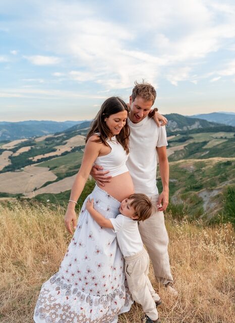 Giulia Andrea e il piccolo Tommaso – Servizio gravidanza e di famiglia in collina al tramonto