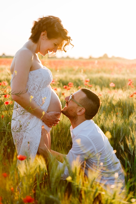 Lara e Luca tra i campi di papaveri – Servizio fotografico di gravidanza a Forlì