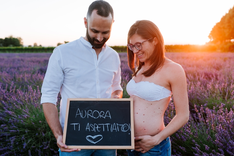 Barbara + Pietro | Aspettando Aurora tra lavanda e girasoli – Servizio fotografico di gravidanza a Forlì