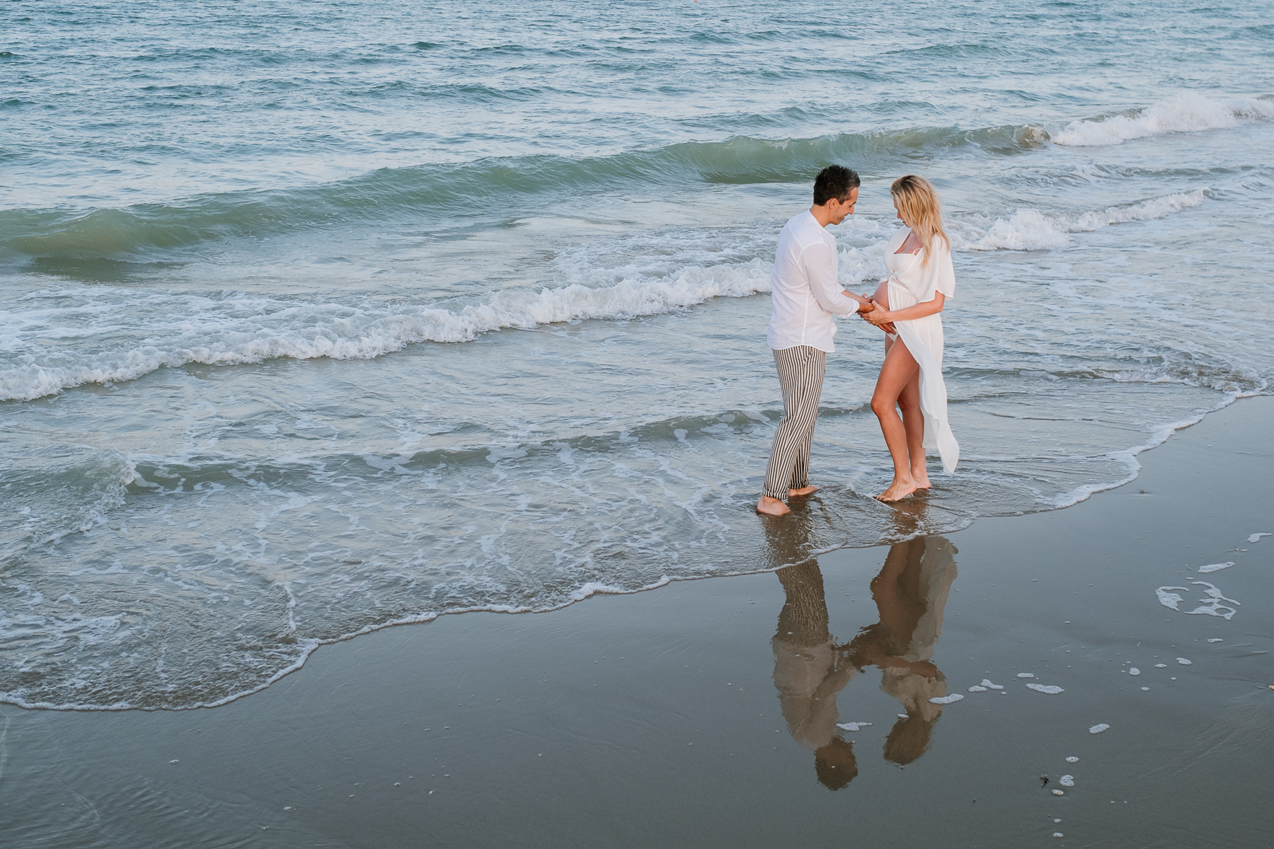 Laura ed Andrea – Aspettando… | Servizio fotografico di gravidanza al mare, al tramonto