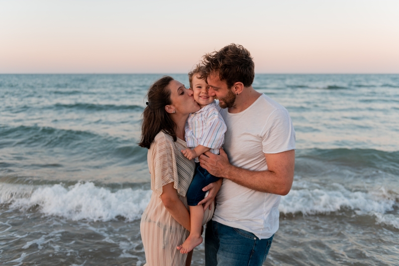 Federica, Michele ed Edoardo – Servizio famiglia e gravidanza al mare al tramonto