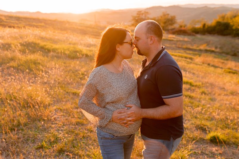 Serena + Fabio – Aspettando Fabrizio | Servizio fotografico di gravidanza in collina al tramonto