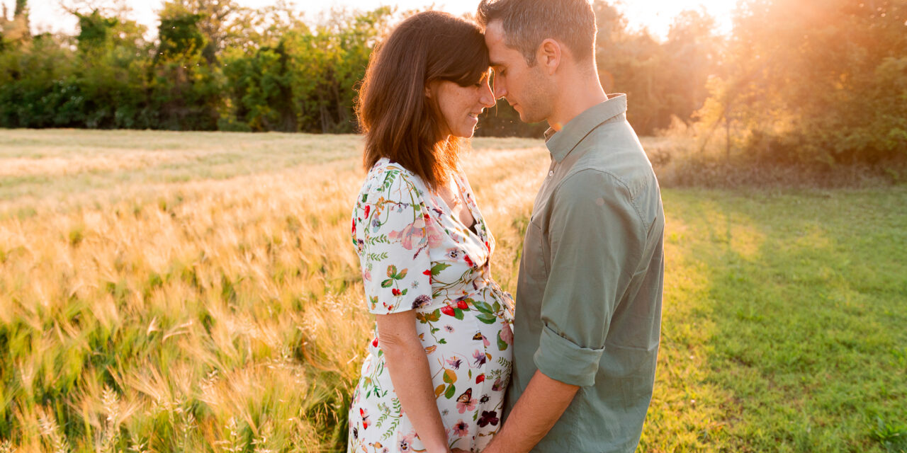 Silvia + Stefano – Aspettando Nicola | Servizio gravidanza tra grano e campo fiorito